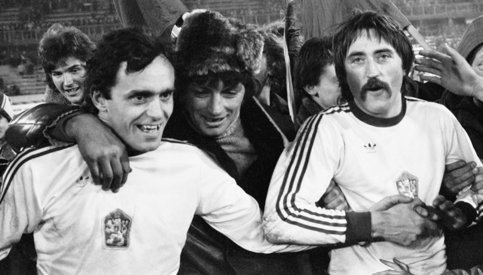 Marián Masný (vľavo) a Antonín Panenka sa s fanúšikmi tešia po kvalifikačnom zápase proti Luxembursku v Prahe v roku 1979. Masný strelil dva góly, Panenka jeden, Československo postúpilo na ME vo futbale 1980, kde získalo bronz.