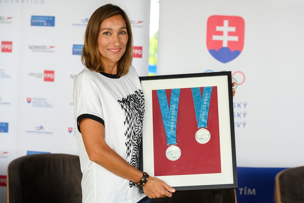Martina Moravcová s dvomi olympijskými medailami zo Sydney. Prvú získala na 100 m motýlik, druhú pridala na 200 m voľný  spôsob.