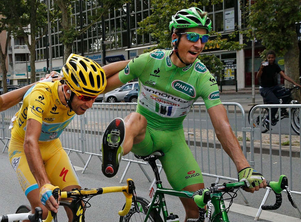 Veľký kamarát Petra Sagana a celkový víťaz Tour z roku 2014 Vincenzo Nibali (v žltom) sa nachádza v úniku.