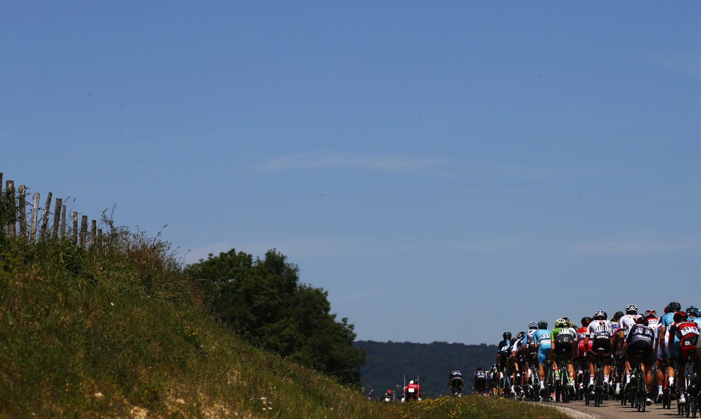 Cyklisti na trati šestnástej etapy Tour de France.