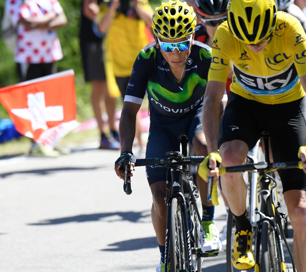 Tradičný obrázok tohtoročnej Tour - Nairo Quintana (vľavo) sleduje chrbát Chrisa Frooma.