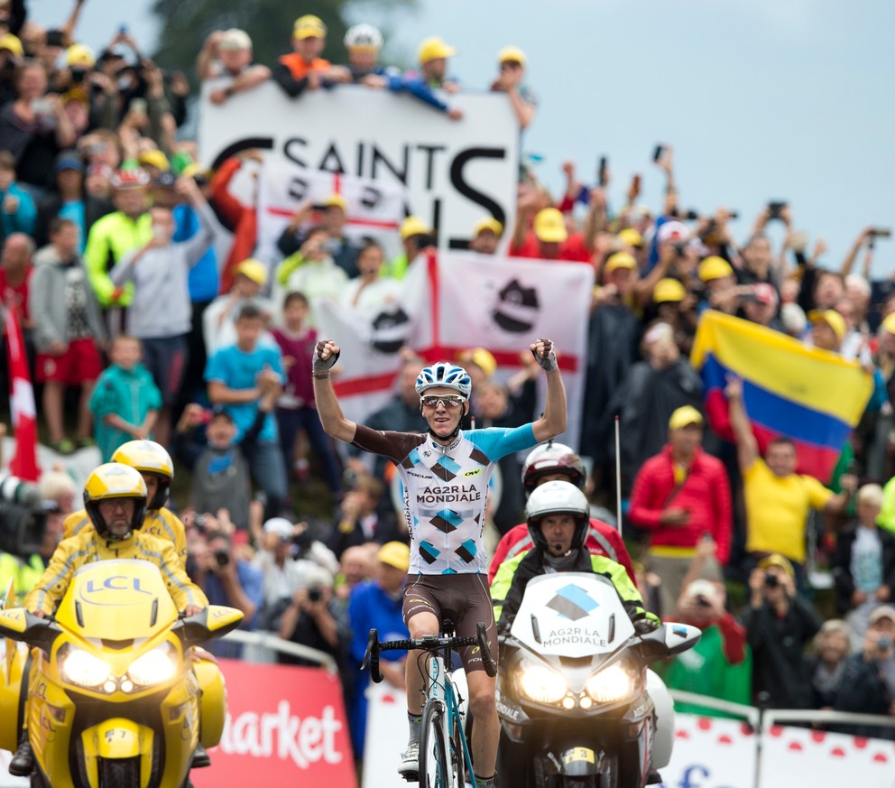 Francúzsky cyklista Romain Bardet (AG2R) oslavuje víťazstvo v 19. etape. Aj vďaka nemu sa posunul už na druhú pozíciu v celkovej klasifikácii.