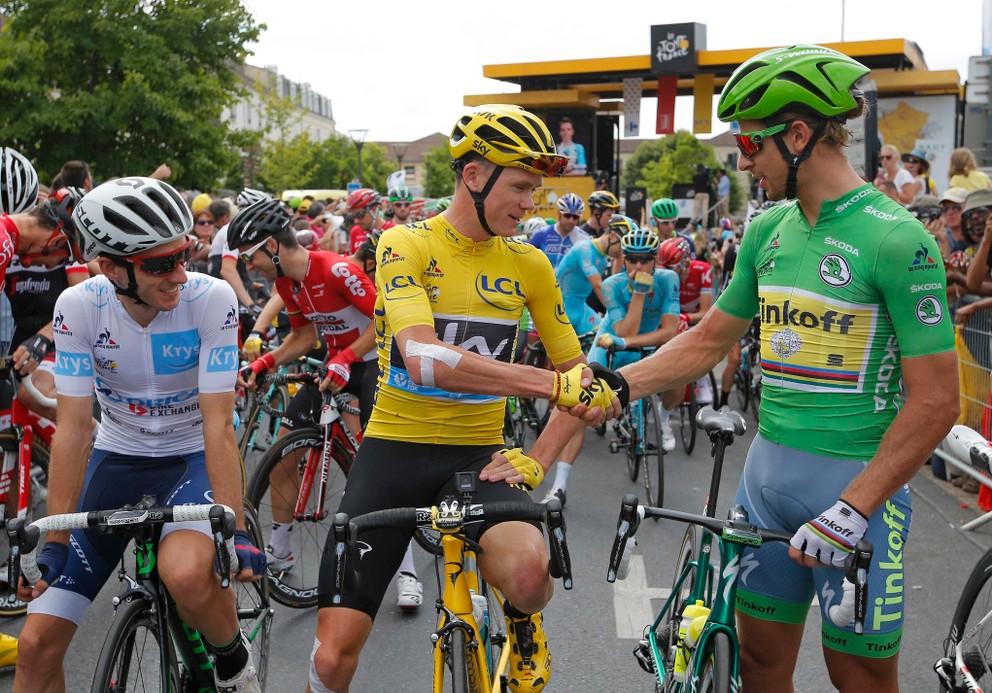 Peter Sagan si podáva ruku s víťazom Tour de France Chrisom Froomom. 