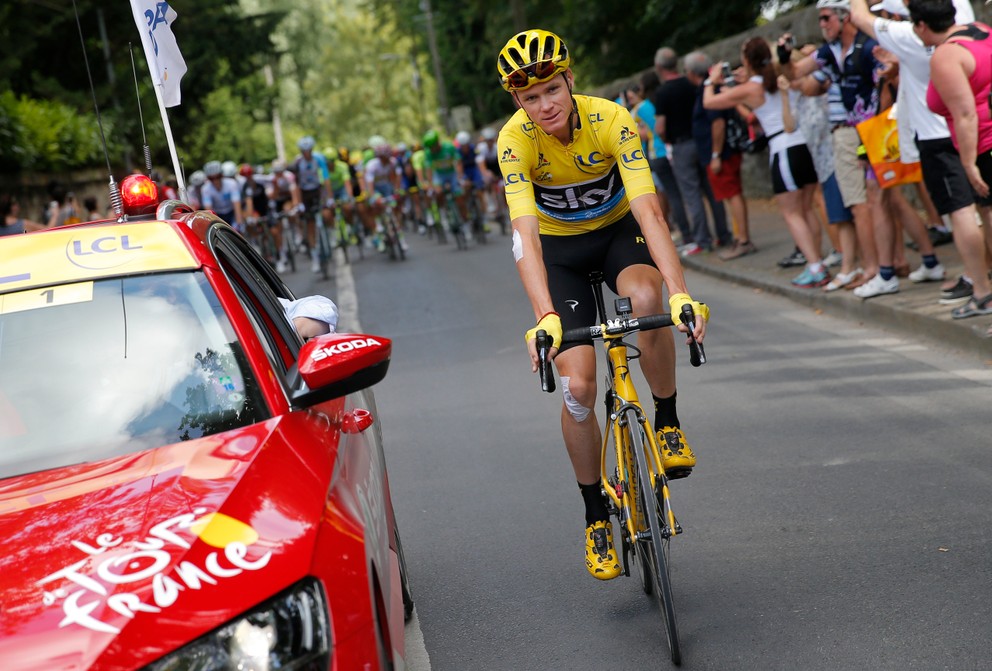 Chris Froome v žltom drese pre najlepšieho jazdca Tour de France.