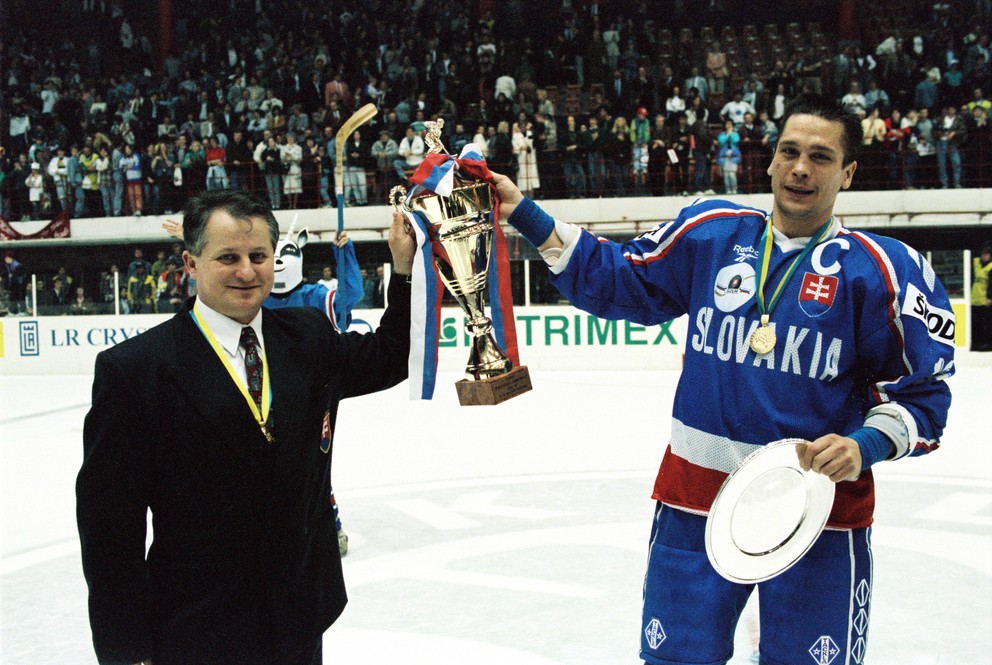 Tréner Július Šupler (vľavo) a kapitán výberu Oto Haščák držia v rukách trofej za víťazstvo v B-kategórii majstrovstiev sveta v roku 1995.