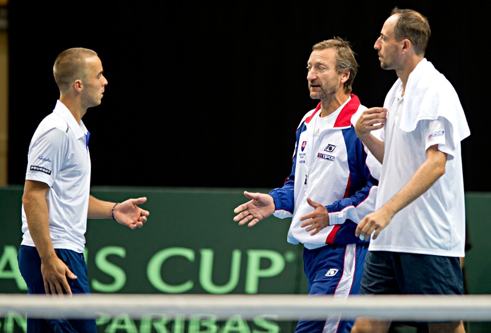 Jednotkou slovenského tímu v zápase s Maďarskom by mal byť Andrej Martin (vľavo), s ktorým ráta kapitán Miloš Mečíř (v strede) aj do štvorhry s Igorom Zelenayom (vpravo). 