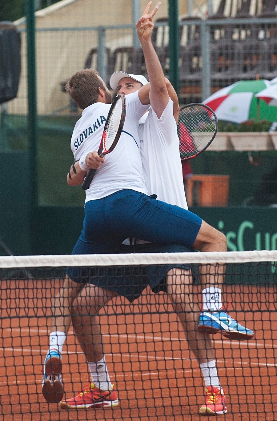 Slovenskí tenisti sa tešia z postupu po štvorhre.