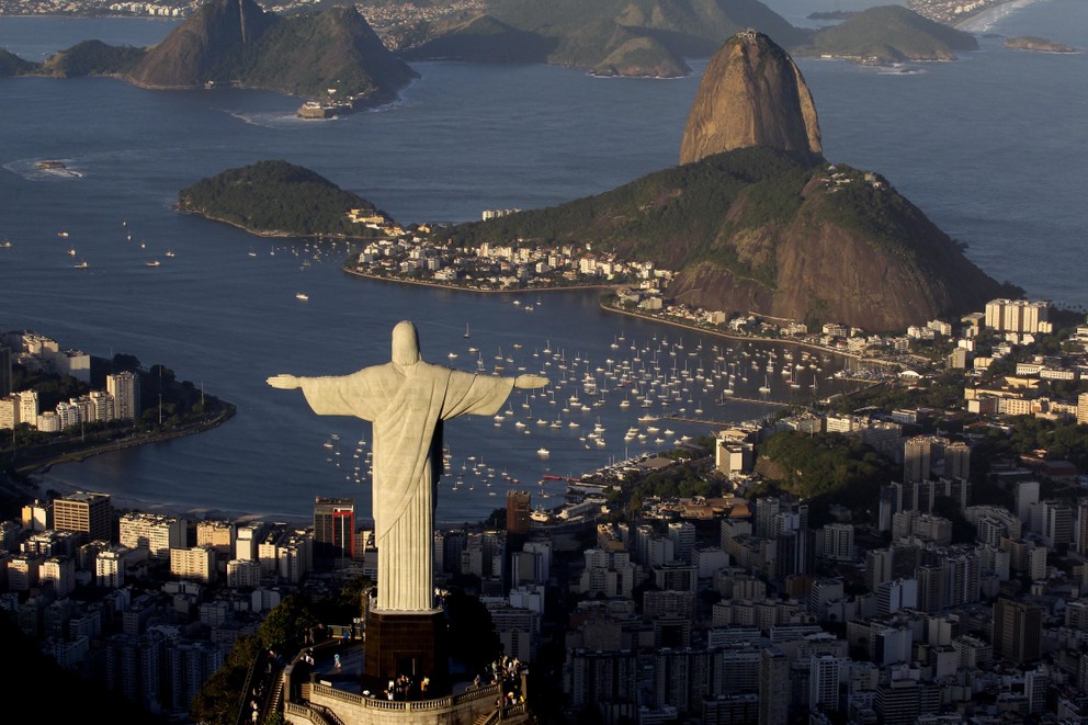 Socha Ježiša Krista dívajúca sa z hory Corcovado na Rio de Janeiro.