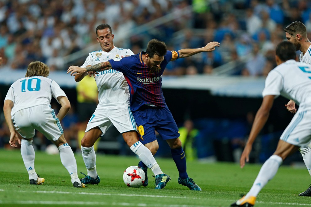 Lionel Messi prichádza o loptu v súboji s Lucasom Vazquezom.