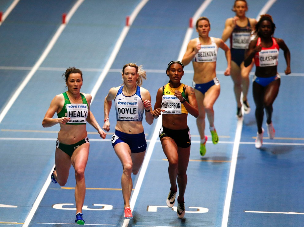 Na snímke zľava Írka Phil Healyová, Britka Eilidh Doyleová, Jamajčanka Stephenie Ann Mcphersonová a slovenská bežkyňa Alexandra Bezeková v cieli rozbehu na 400 m žien na halových majstrovstvách sveta v britskom Birminghame.