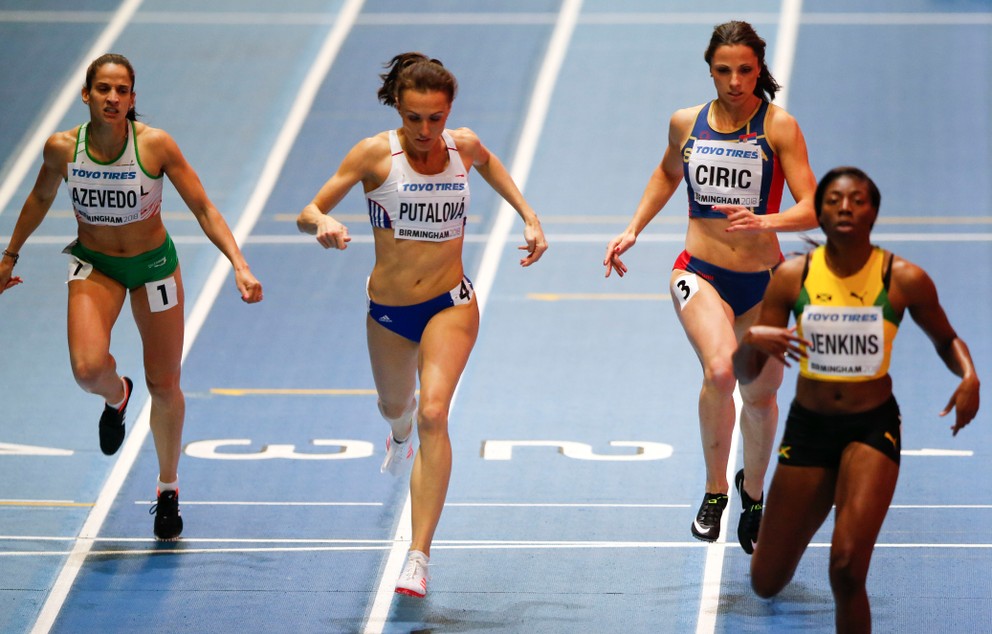  Na snímke druhá zľava slovenská bežkyňa Iveta Putalová v cieli rozbehu na 400 m žien na halových MS v Birminghame.