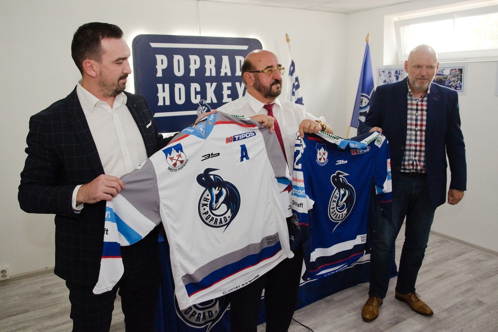 Zľava výkonný riaditeľ HK Poprad Ľudovít Jurinyi, čestný prezident HK Poprad Jan Telensky a konateľ HK Poprad Neklan Herold.