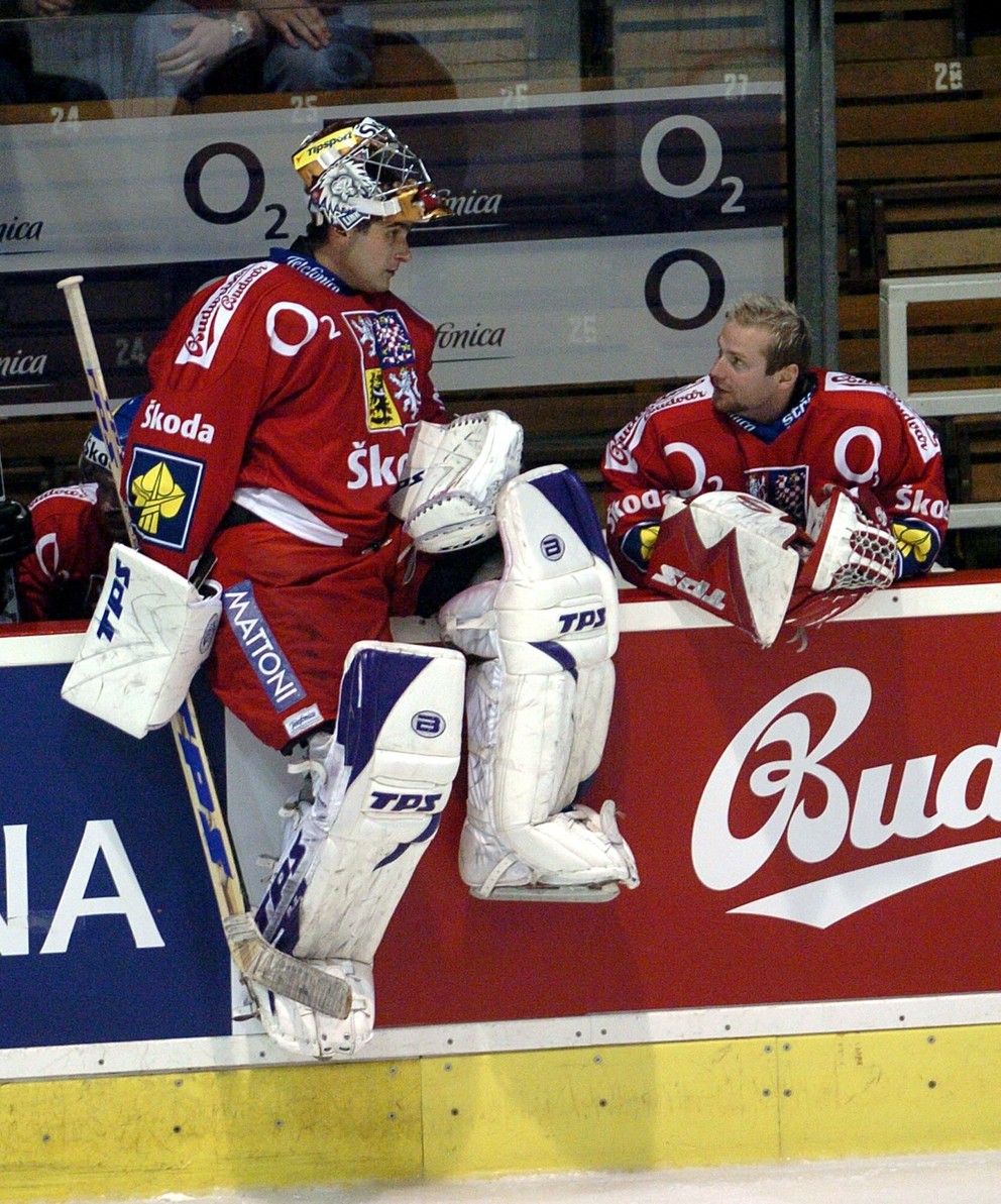 Adam Svoboda (vpravo) sa rozpráva s Romanom Čechmánkom počas prípravného hokejového zápasu medzi Českom a Slovenskom 13. apríla 2007 v Brne.