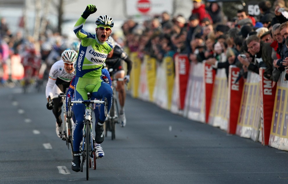 Peter Sagan sa teší z prvého víťazstva medzi profesionálmi. Získal ho v tretej etape pretekov Paríž - Nice 2010. 