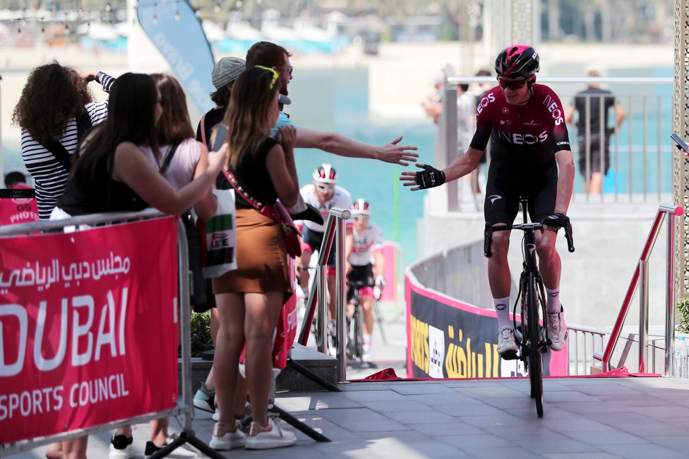 Britský cyklista Chris Froome sa zdraví s fanúšikmi pred štartom prvej etapy pretekov UAE Tour.