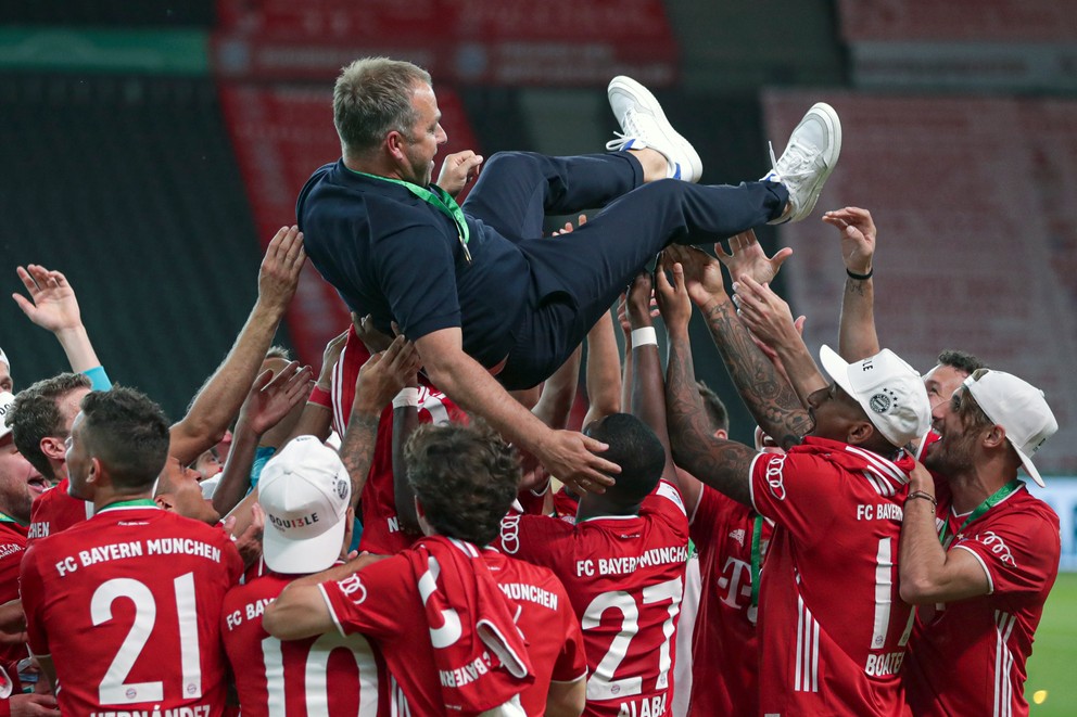 Tréner Hans-Dieter Flick sa ocitol nad hlavami hráčov Bayernu Mníchov, ktorí triumfovali v Nemeckom pohári.