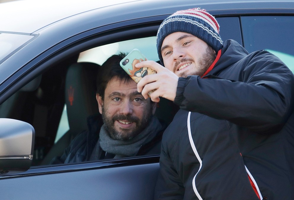 Andrea Agnelli (v aute) sa fotí s fanúšikom.