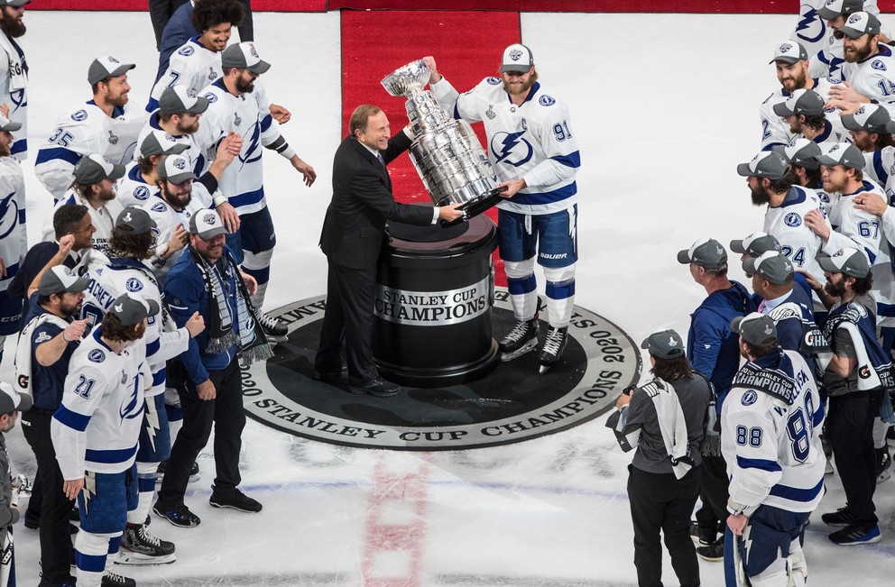 Komisár NHL Gary Bettman odovzdáva Stanleyho pohár hráčom Tampy.