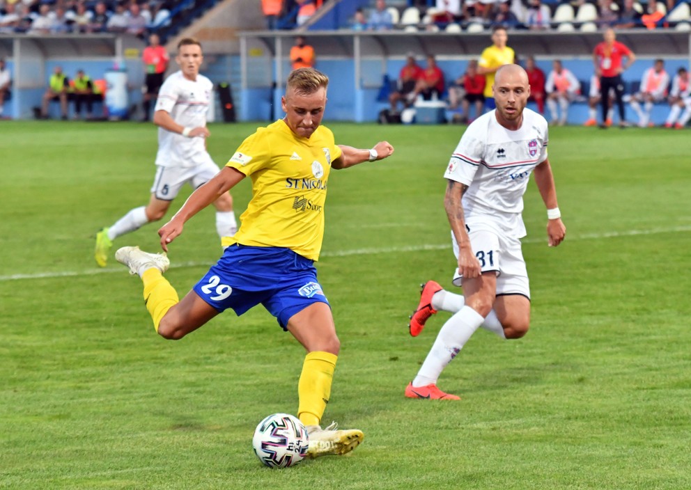 Matej Trusa (v žltom) v zápase proti FC ViOn Zlaté Moravce.