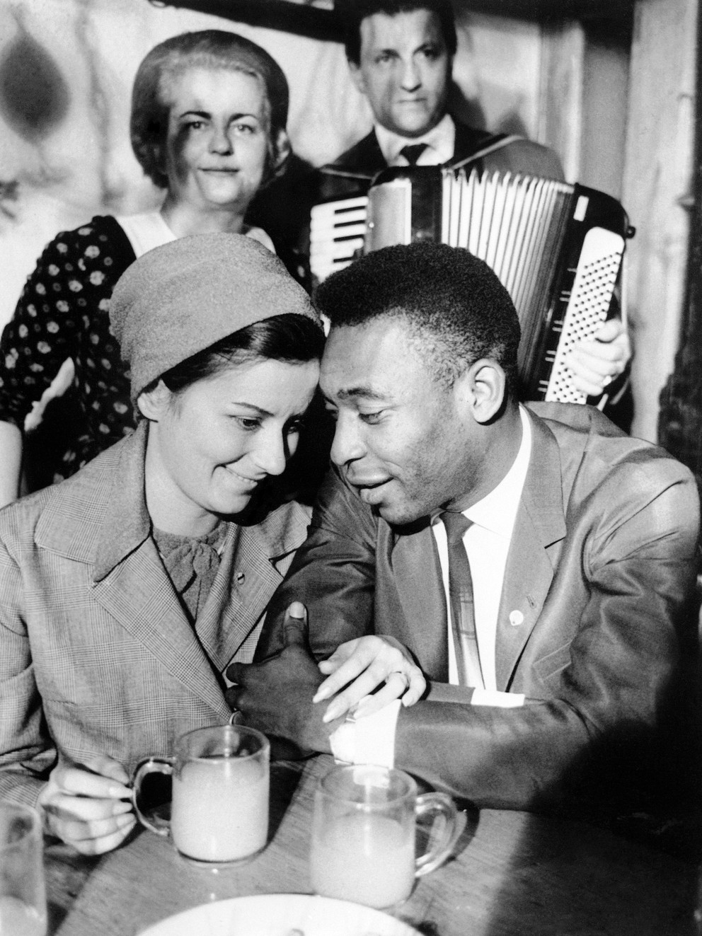 Na archívnej fotografi z  5. marca 1966 s jeho prvou manželkou  Rosemarie.