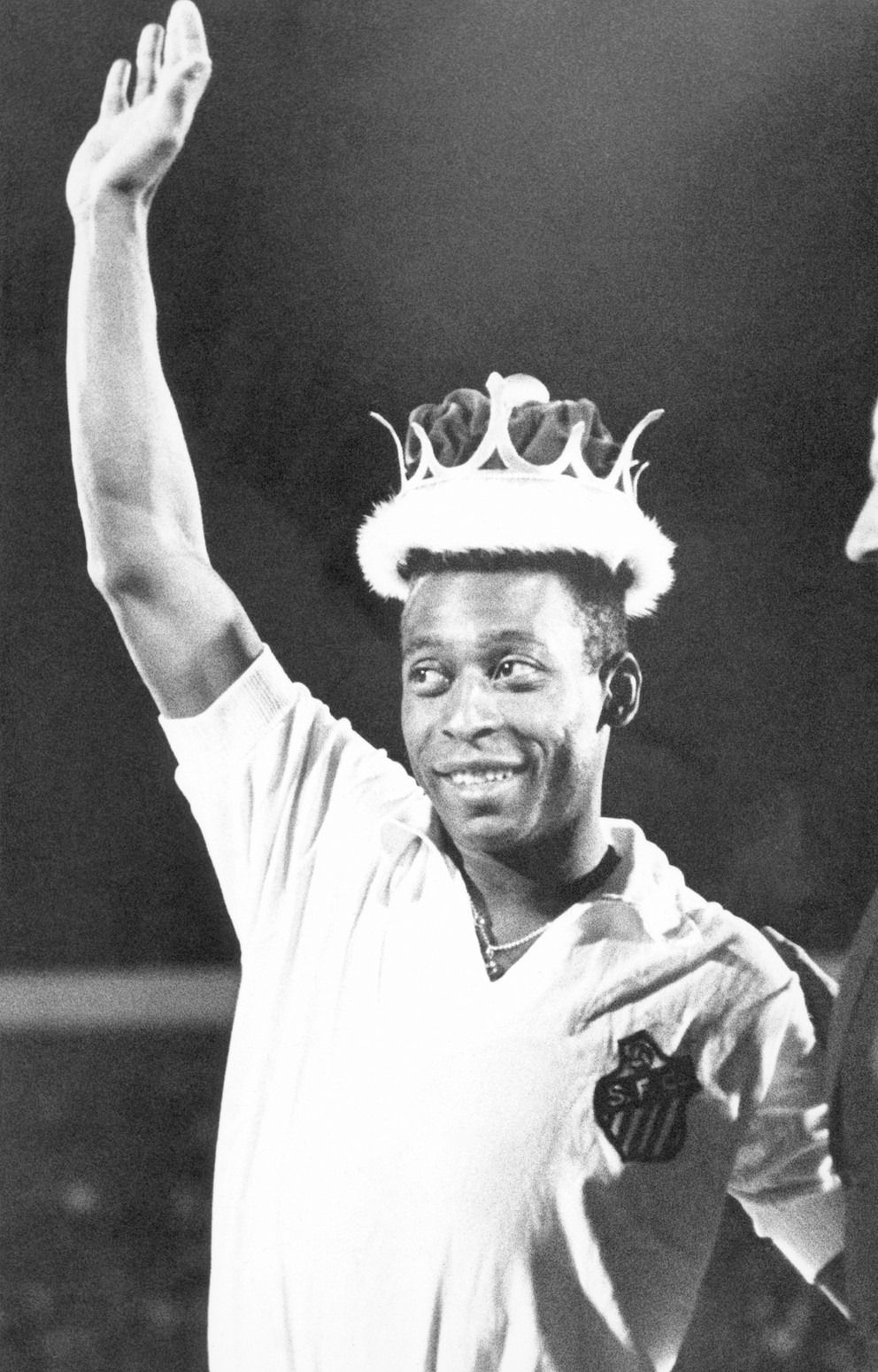 Na archívnej fotografii zo 4. februára 1979 brazílsky futbalista Pele máva fanúšikom po tom, čo bol korunovaný za „kráľa futbalu“.