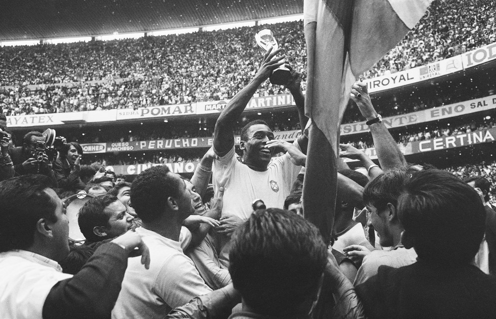 Na archívnej fotografii z 21. júna 1970 po víťazstve Brazílie nad Talianskom na majstrovstvách sveta na štadióne Azteca v Mexico City 4:1. 