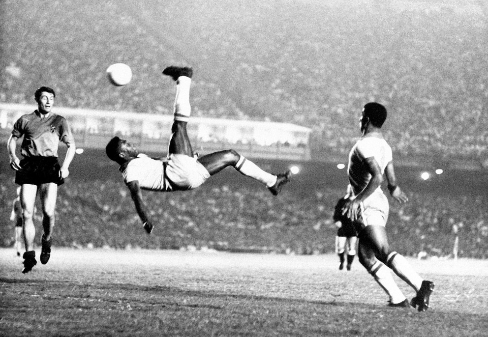 Na archívnej fotografii zo septembra 1968 Pele počas priateľského futbalového zápasu proti Belgicku.