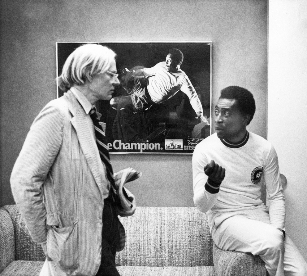 Na archívnej snímke z 26. júla 1977 Andy Warhol a brazílsky futbalista Pelé hovoria o portréte po tom, čo bol Warhol poverený vyrobiť sériu portrétov atletických hviezd. 