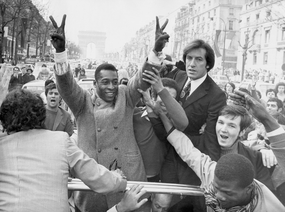 Na archívnej fotografii z 30. marca 1971 Pele s fanúšikmi na bulvári Champs Elysees v Paríži.