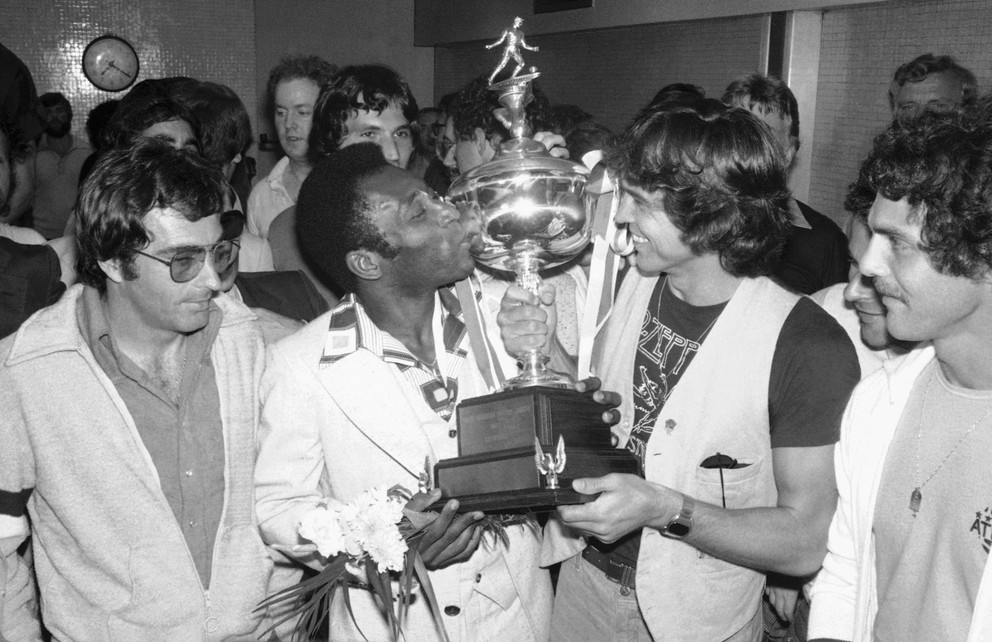 Na archívnej fotografii z 29. augusta 1977, ako futbalista New York Cosmos, bozkáva trofej po víťazstve Severoamerickej futbalovej lige. 