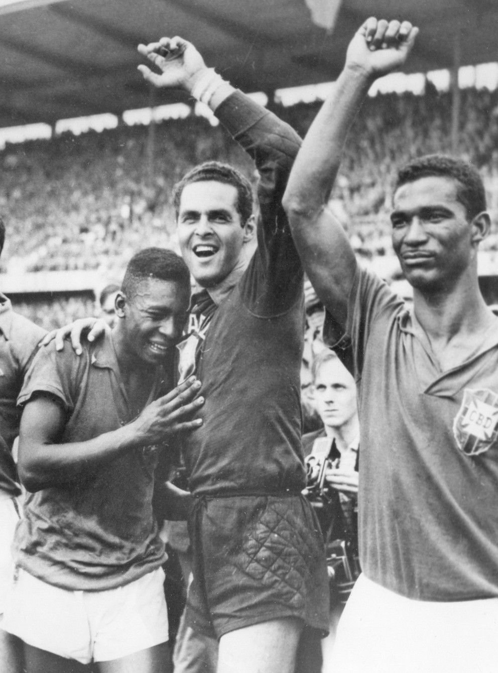 Na archívnej snímke z 29. júna 1958 zľava 17-ročný Brazílčan Pelé, brankár Gylmar Dos Santos Neves a Didi sa tešia po víťazstve Brazílie nad Švédskom 5:2 vo finále MS vo futbale v Štokholme.