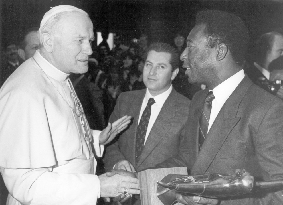 Na archívnej snímke z 18. marca 1987 pápež Ján Pavol II. a bývalý brazílsky futbalista Pelé počas súkromnej audiencie vo Vatikáne.