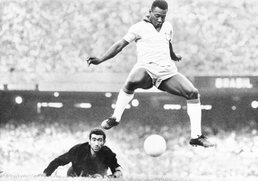 Na archívnej snímke z augusta 1969 brazílsky futbalista Pelé a venezuelský brankár Fabrizio Fasano v Riu de Janeiro.