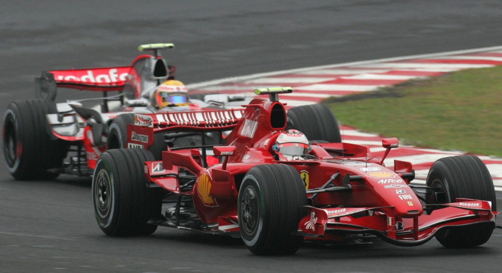 Lewis Hamilton (vzadu) a Kimi Räikkönen na zábere z roku 2007. 