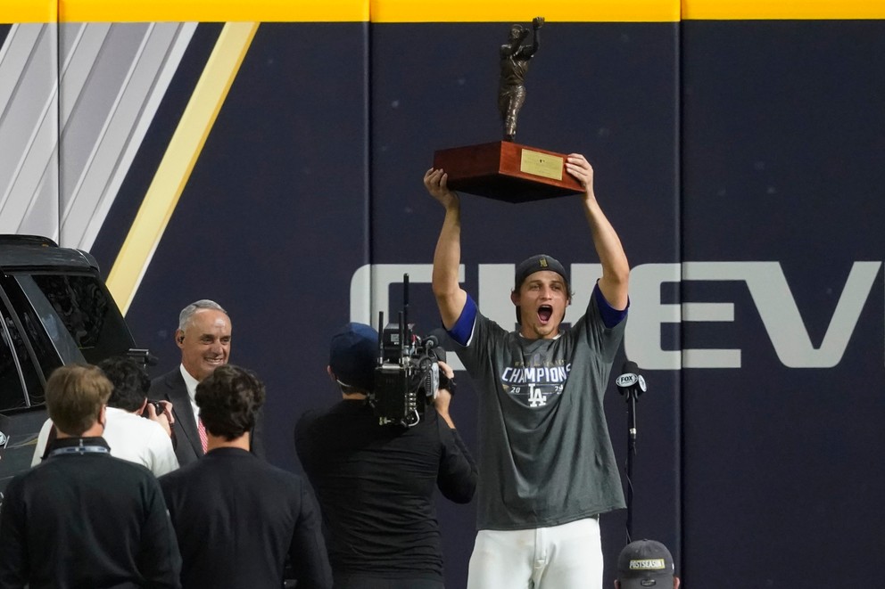 Corey Seager z Los Angeles Dodgers s trofejou pre najužitočnejšieho hráča Svetovej série.