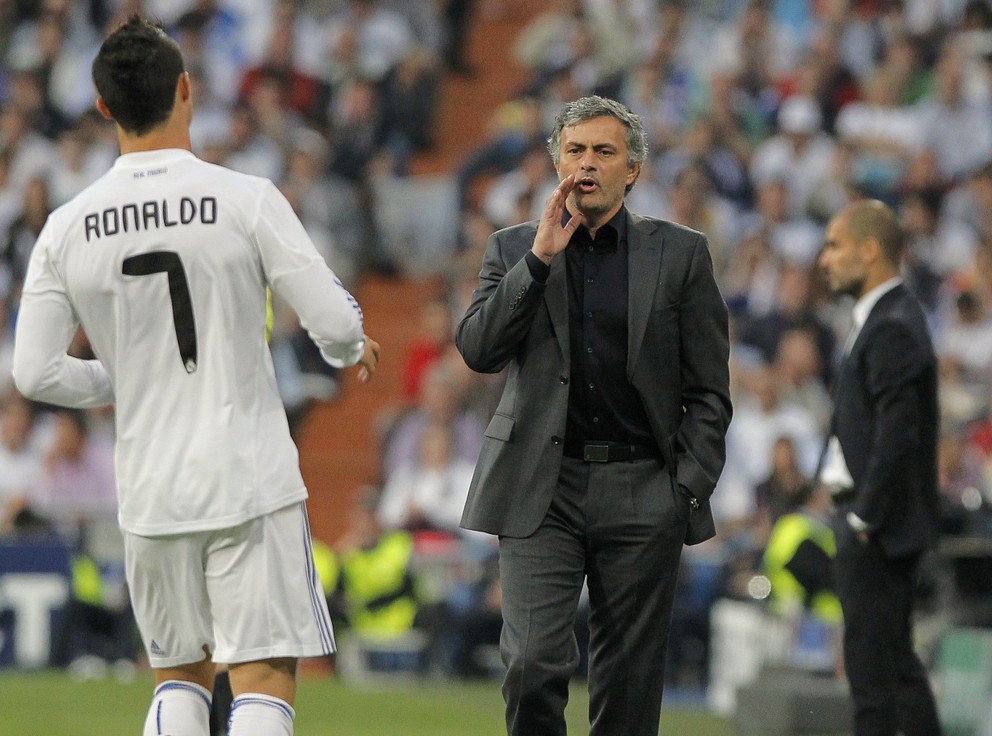 José Mourinho udeľuje Cristianovi Ronaldovi taktické pokyny.