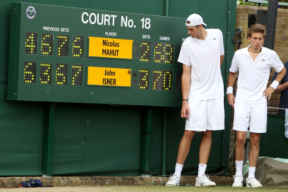 Doposiaľ najdlhší zápas tenisovej histórie. John Isner (vľavo) a Nicolas Mahut hrali 11 hodín a 5 minút.