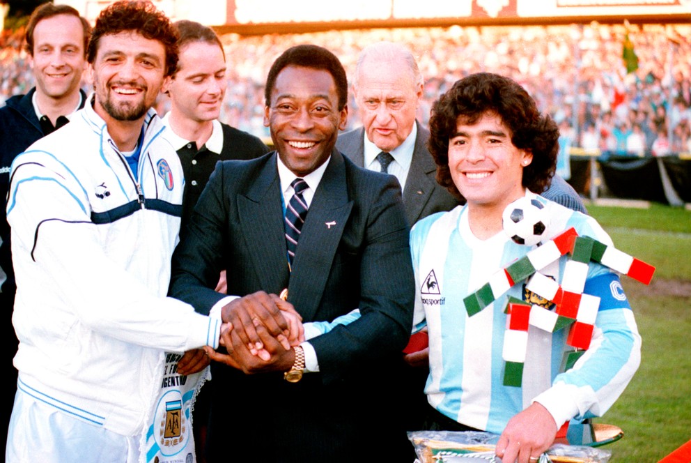 Diego Maradona (vpravo) spolu s Pelém.