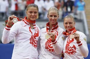 Rusky vybojovali v ženskej dvojhre v Pekingu všetky tri medaily. Zľava strieborná Dinara Safinová, zlatá Jelena Dementievová a bronzová Vera Zvonarevová.