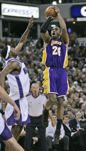 Kobe Bryant nastrieľal za Lakers tisícky bodov.