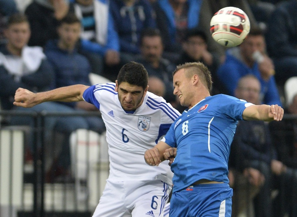 Už sa stretli. V hlavičkovom súboji bojujú o loptu Stanislav Lobotka (vpravo) a Ioannis Kousoulos. Lobotka v nominácii nechýba.