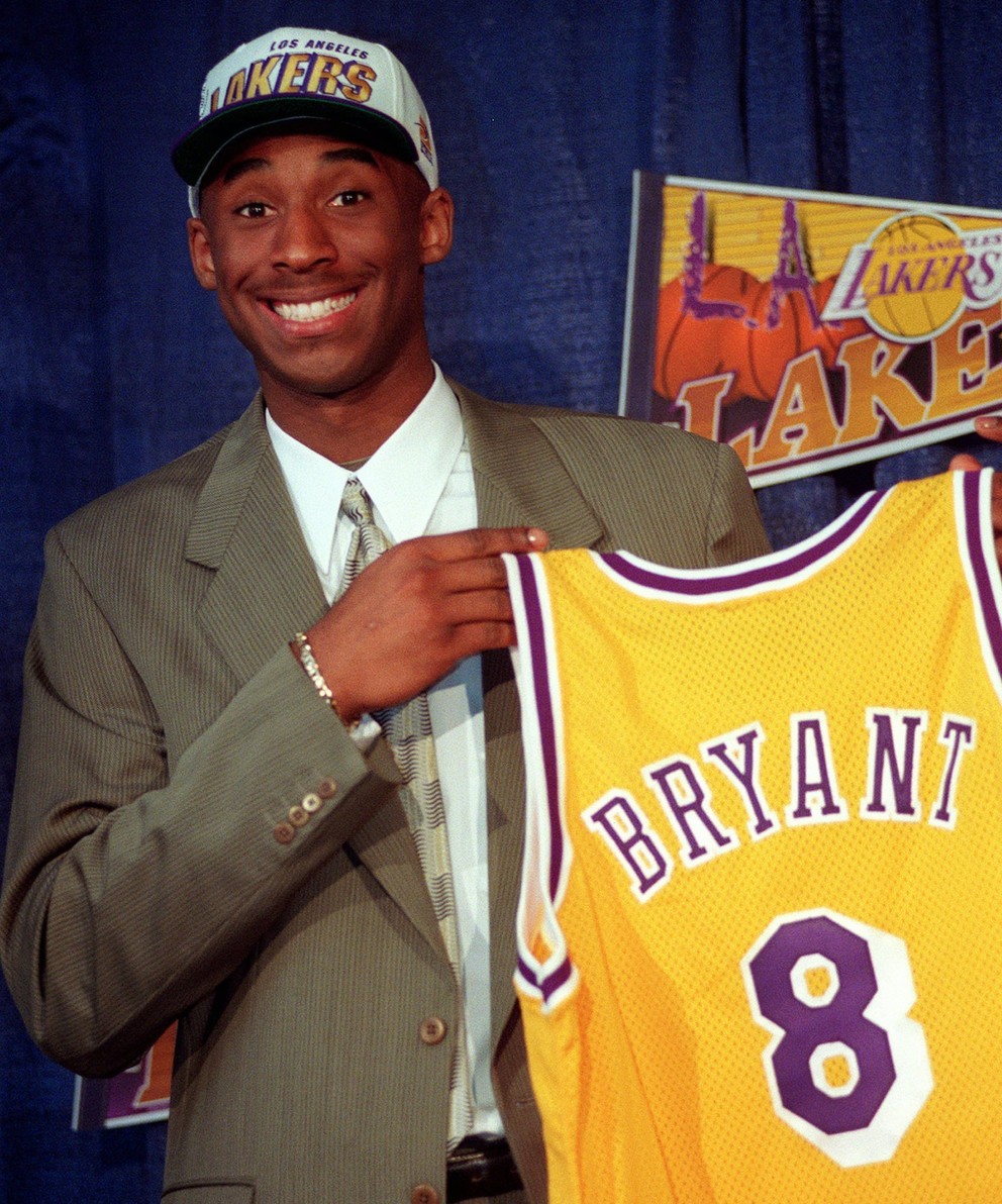 Na snímke z roku 1996 pózuje sedemnásťročný Kobe Bryant s dresom Los Angeles Lakers.