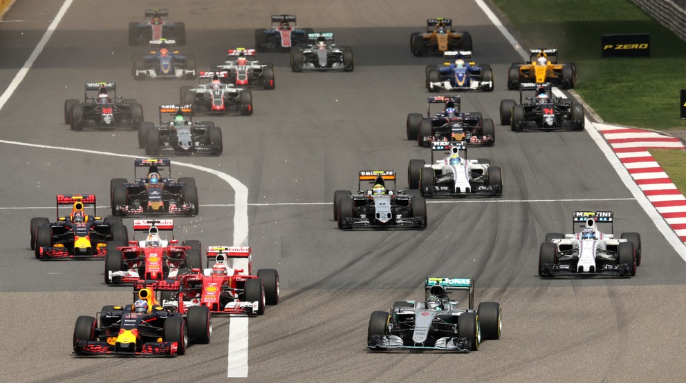 Preteky začal na poslednom mieste úradujúci šampión Lewis Hamilton.
