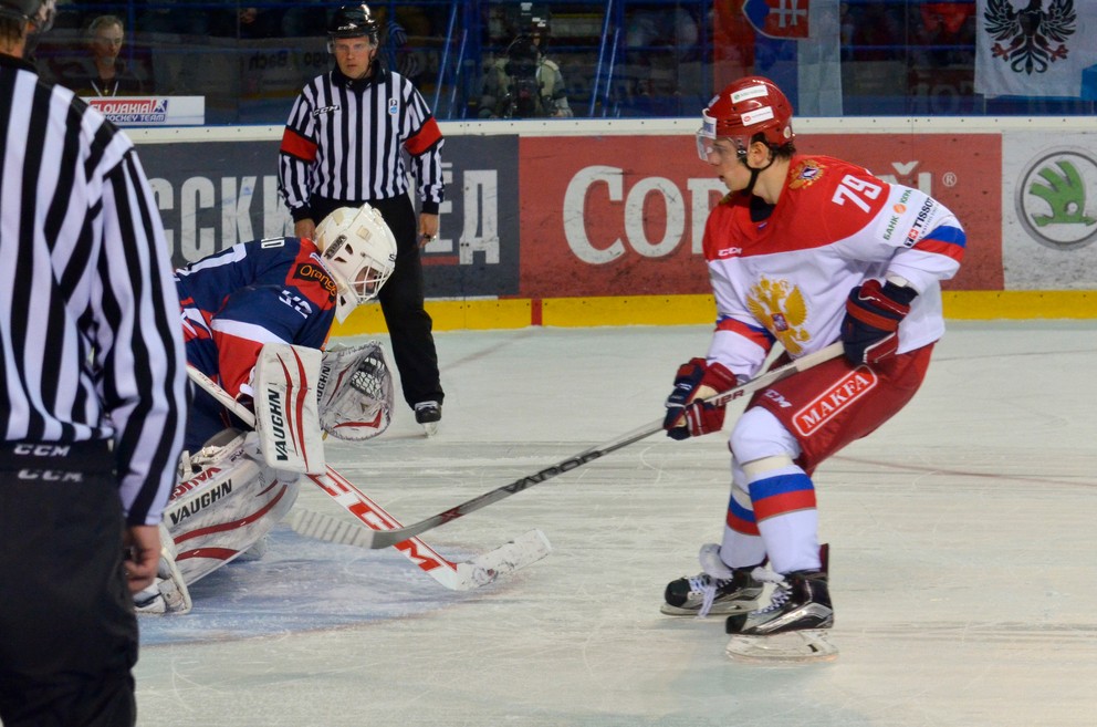 Branislav Konrád (vľavo) čelí samostatnému nájazdu ruského reprezentanta Nikitu Guseva.