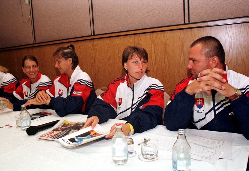 V minulosti sa s Kanaďankami stretla aj staršia generácia hráčok. Druhá zľava Katarína Studeníková, druhá sprava Karina Habšudová.