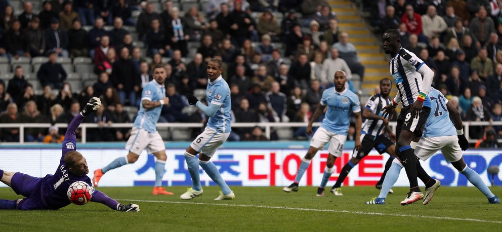 Vurnon Anita z Newcastle United strieľa gól do siete Manchesteru City.