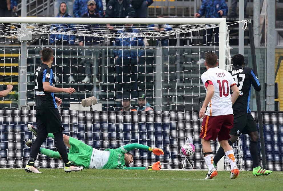 Francesco Totti strieľa vyrovnávajúci gól do siete FC Turín.