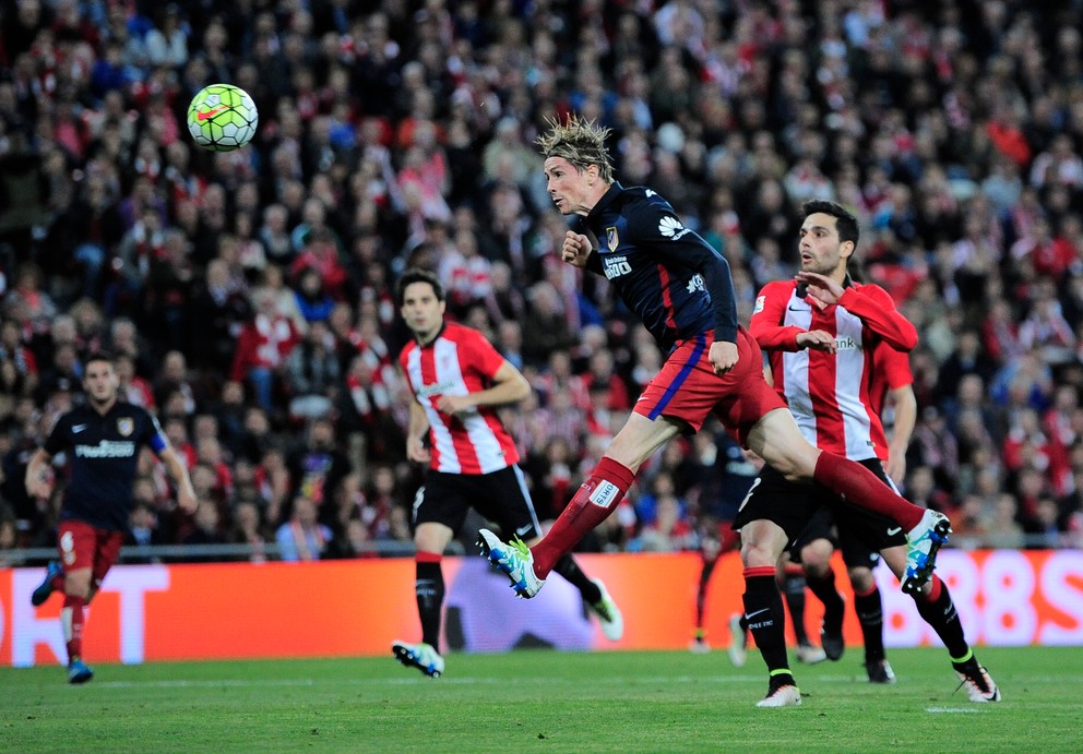 Fernando Torres strieľa hlavou jediný gól zápasu.