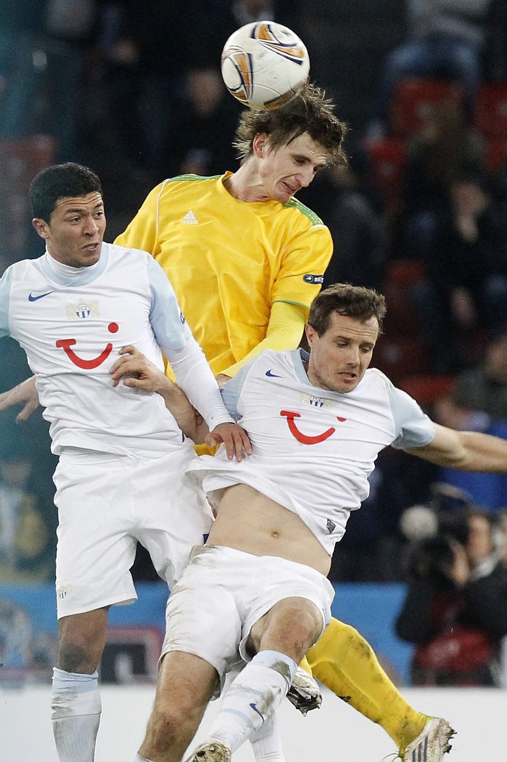 V sezóne 2011/12 si Farkaš (v žltom) zahral v drese FC Vaslui aj v skupinovej fáze Európskej ligy.