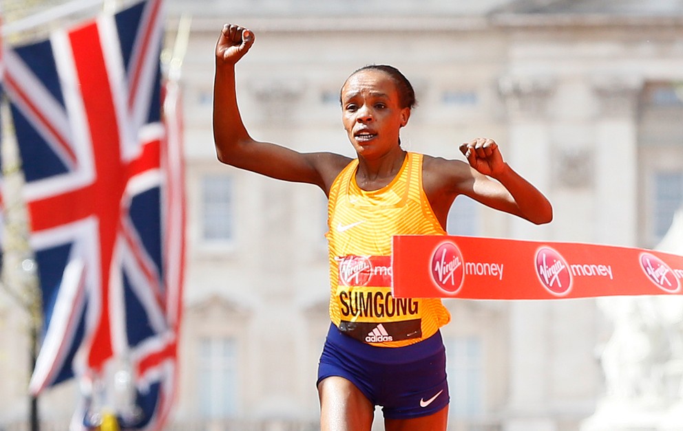 Ženský maratón vyhrala Keňanka Jemima Sumgongová. 